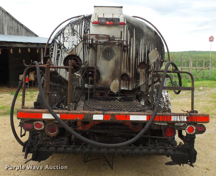 image for item CD9617 1984 International S1900 oil distributor truck