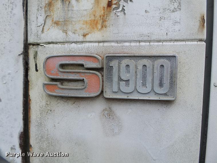 image for item CD9617 1984 International S1900 oil distributor truck