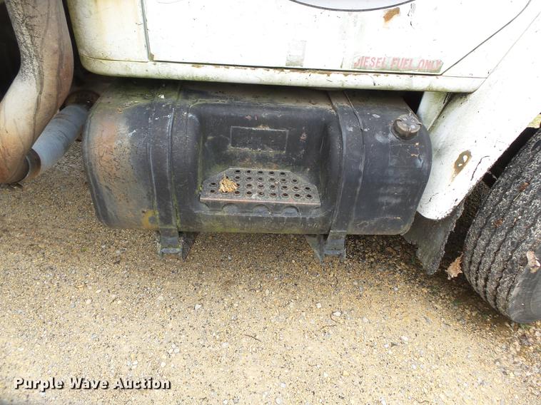 image for item CD9617 1984 International S1900 oil distributor truck