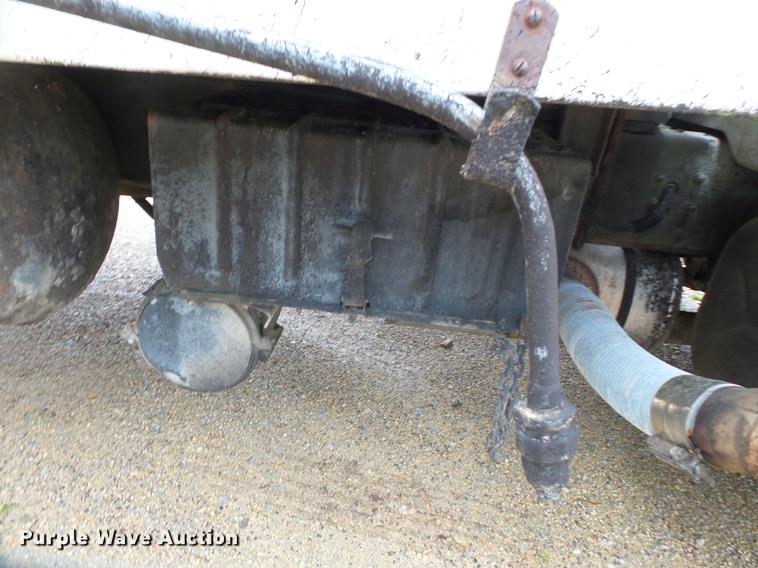 image for item CD9617 1984 International S1900 oil distributor truck