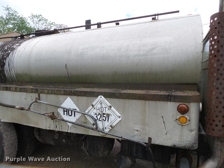 image for item CD9617 1984 International S1900 oil distributor truck