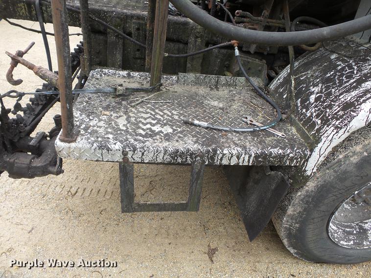 image for item CD9617 1984 International S1900 oil distributor truck