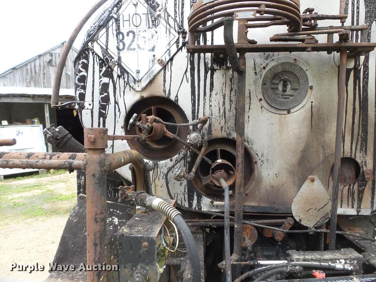 image for item CD9617 1984 International S1900 oil distributor truck