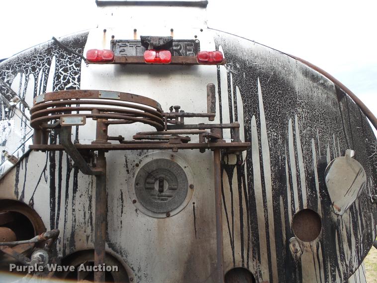 image for item CD9617 1984 International S1900 oil distributor truck