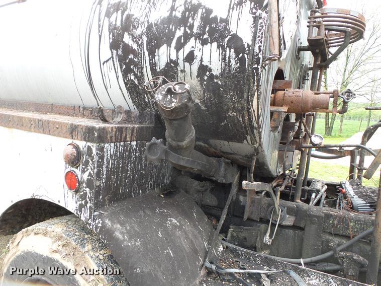 image for item CD9617 1984 International S1900 oil distributor truck