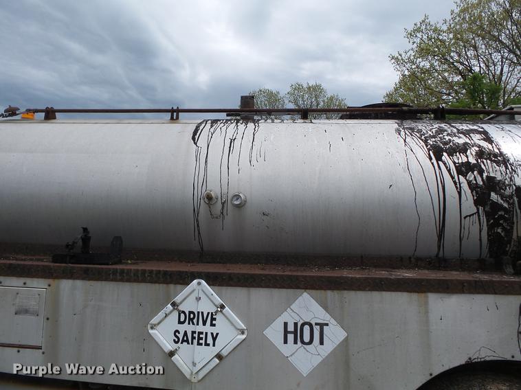 image for item CD9617 1984 International S1900 oil distributor truck