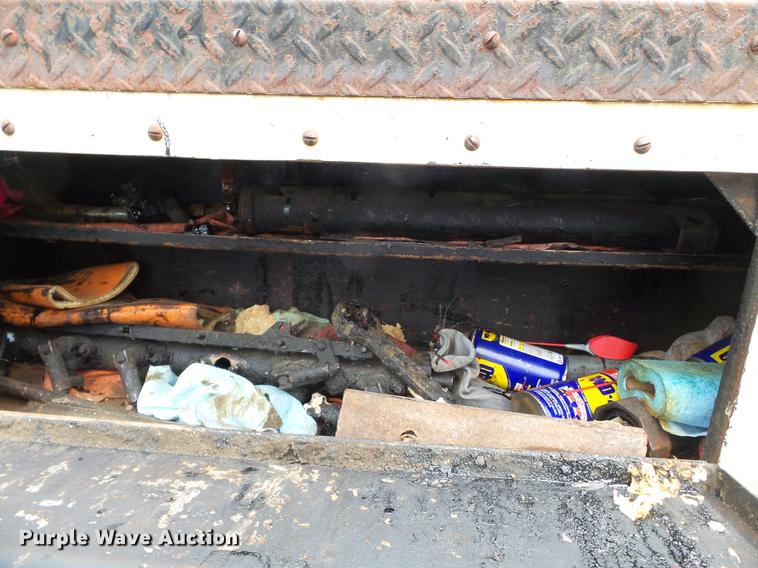 image for item CD9617 1984 International S1900 oil distributor truck