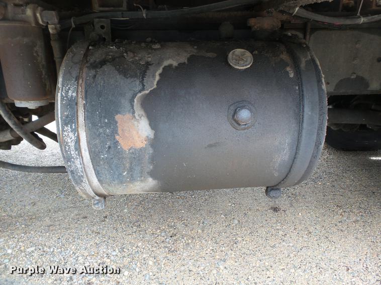 image for item CD9617 1984 International S1900 oil distributor truck