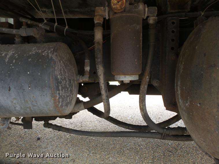 image for item CD9617 1984 International S1900 oil distributor truck