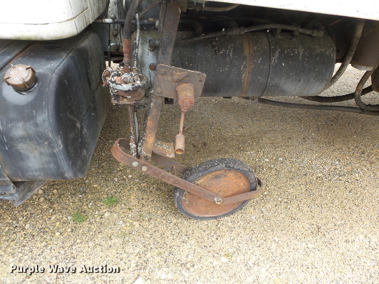 image for item CD9617 1984 International S1900 oil distributor truck