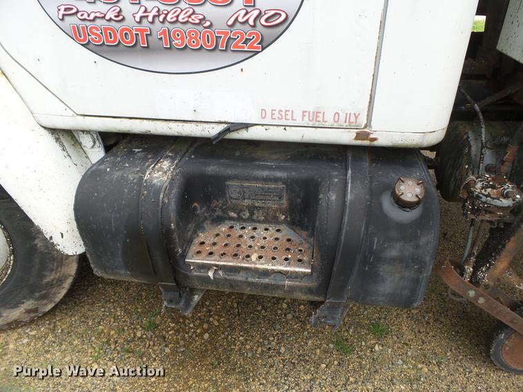 image for item CD9617 1984 International S1900 oil distributor truck