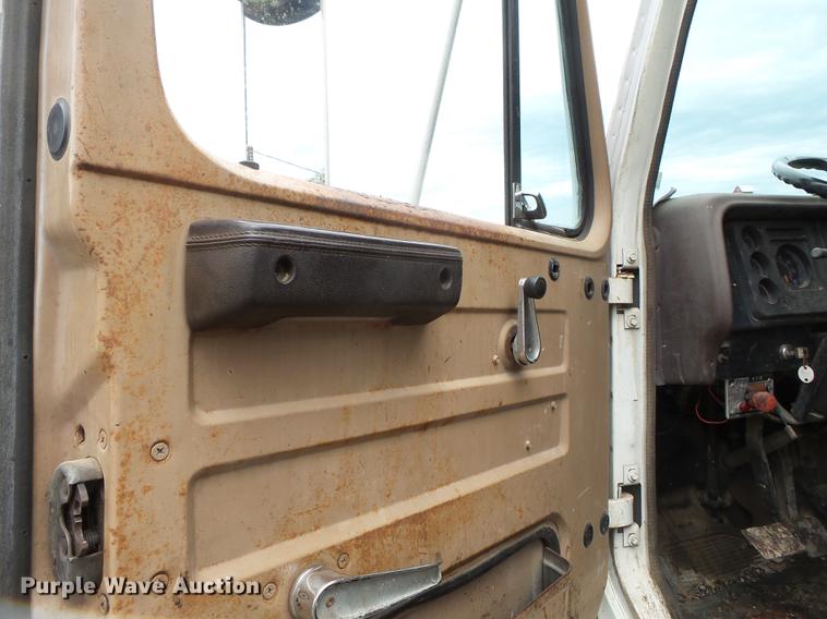 image for item CD9617 1984 International S1900 oil distributor truck