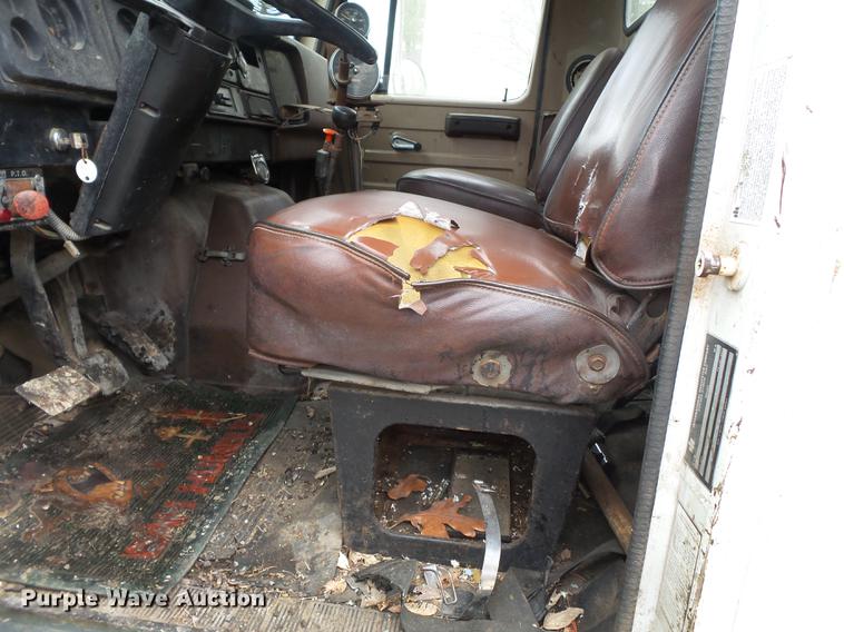 image for item CD9617 1984 International S1900 oil distributor truck