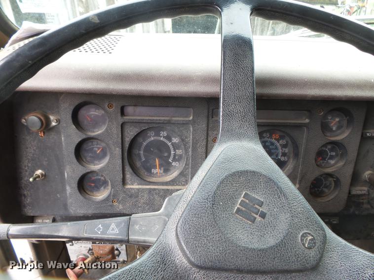 image for item CD9617 1984 International S1900 oil distributor truck