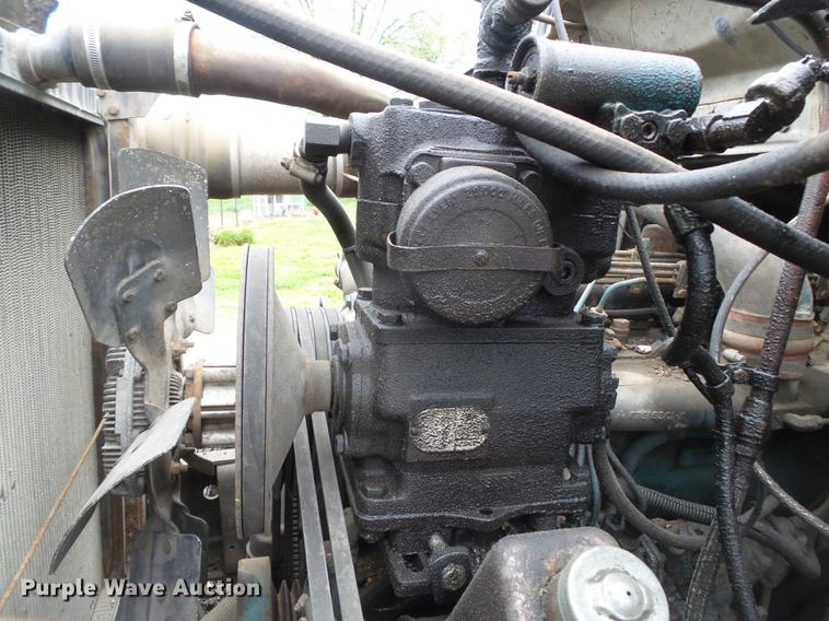 image for item CD9617 1984 International S1900 oil distributor truck