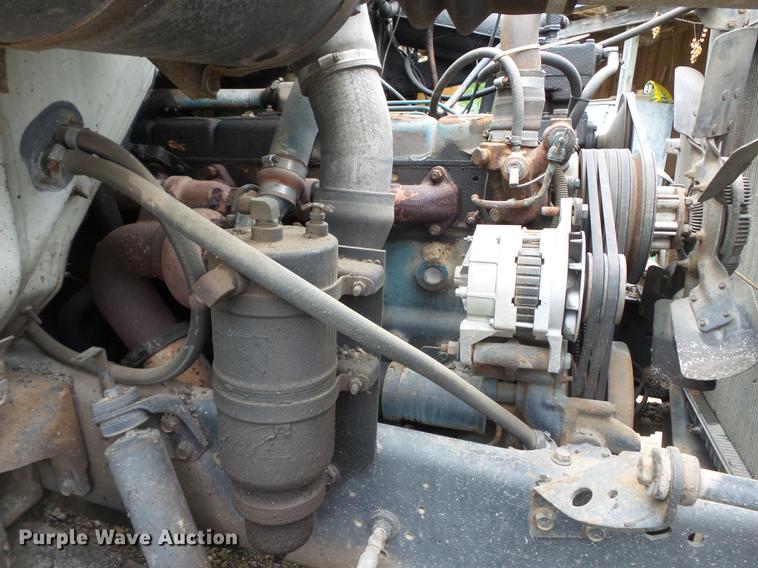 image for item CD9617 1984 International S1900 oil distributor truck