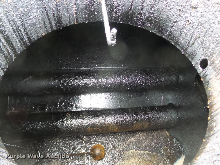 image for item CD9617 1984 International S1900 oil distributor truck