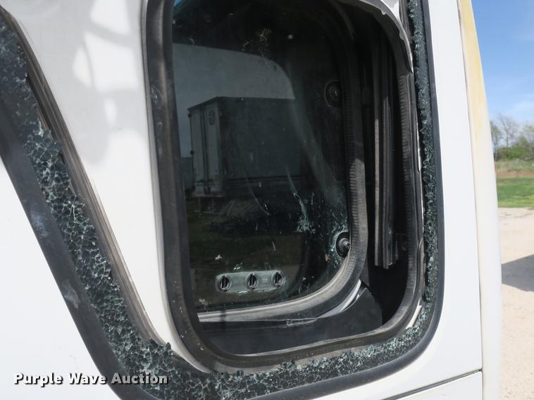 image for item DB8804 2001 GMC T6500 box truck