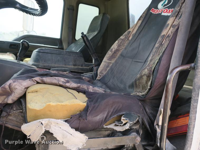 image for item DB8804 2001 GMC T6500 box truck