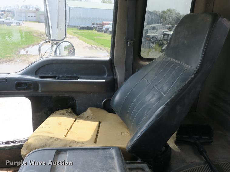 image for item DB8804 2001 GMC T6500 box truck