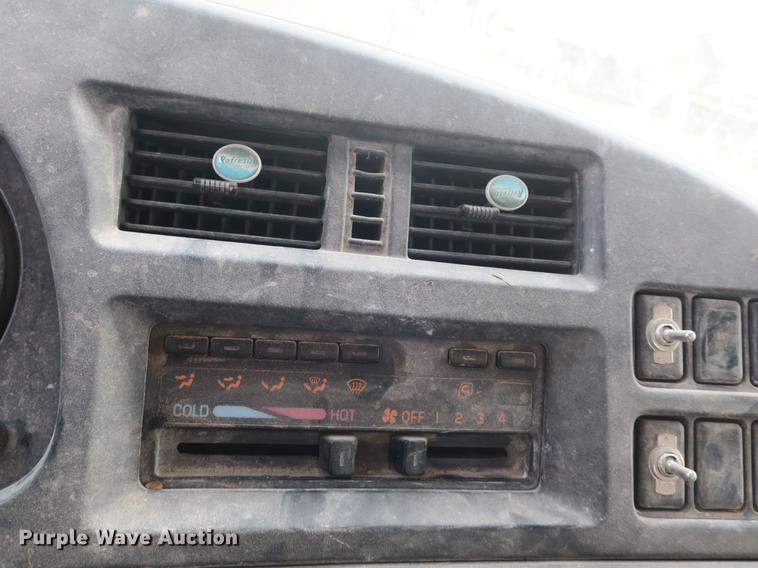 image for item DB8804 2001 GMC T6500 box truck