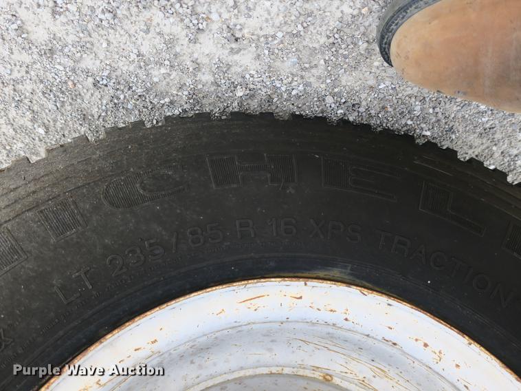 image for item DB8805 1994 Ford F450 Super Duty truck cab and chassis