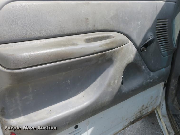 image for item DB8805 1994 Ford F450 Super Duty truck cab and chassis