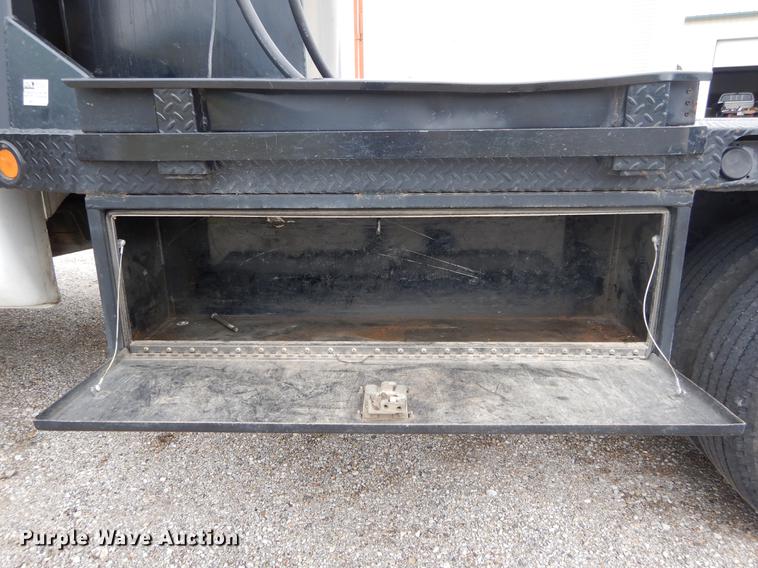 image for item DC0221 2005 Ford F550 flatbed truck