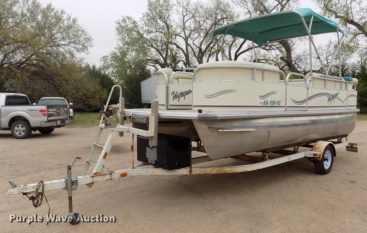 image for item DE1164 2005 Voyager pontoon boat