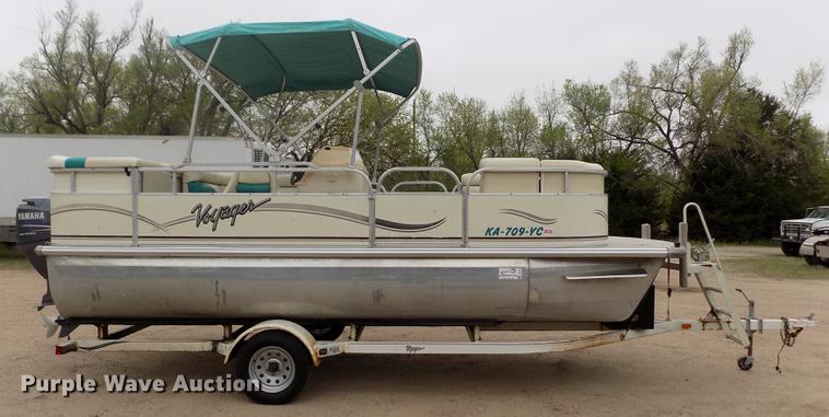 image for item DE1164 2005 Voyager pontoon boat
