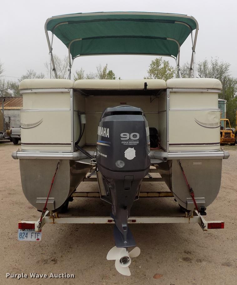 image for item DE1164 2005 Voyager pontoon boat