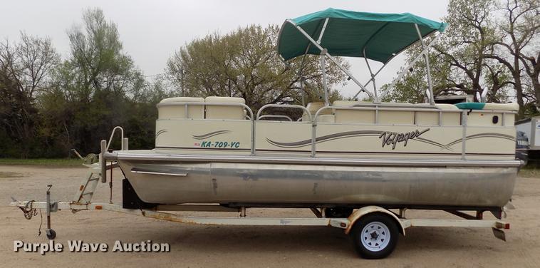 image for item DE1164 2005 Voyager pontoon boat