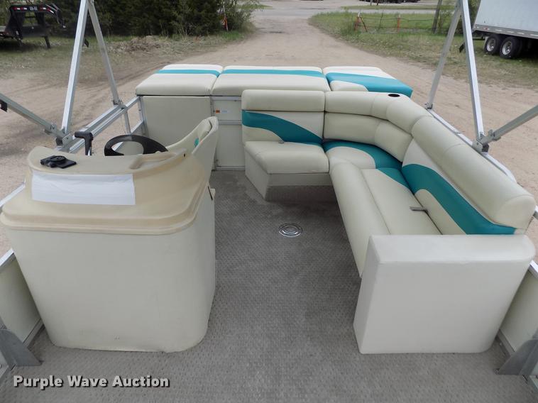 image for item DE1164 2005 Voyager pontoon boat