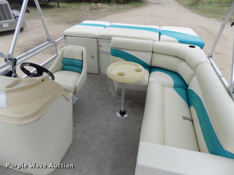 image for item DE1164 2005 Voyager pontoon boat