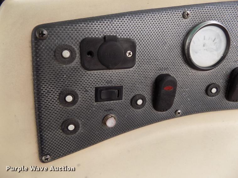 image for item DE1164 2005 Voyager pontoon boat