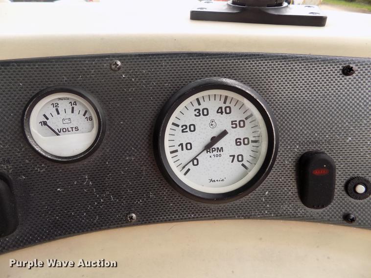 image for item DE1164 2005 Voyager pontoon boat