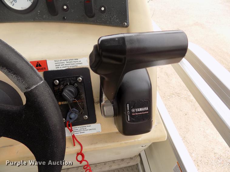 image for item DE1164 2005 Voyager pontoon boat