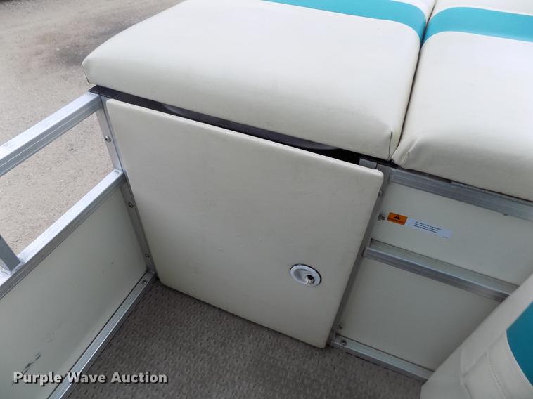 image for item DE1164 2005 Voyager pontoon boat