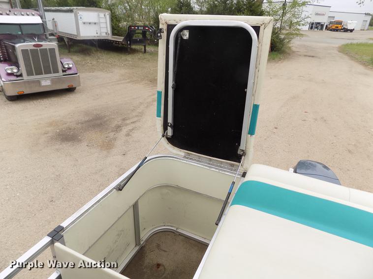 image for item DE1164 2005 Voyager pontoon boat