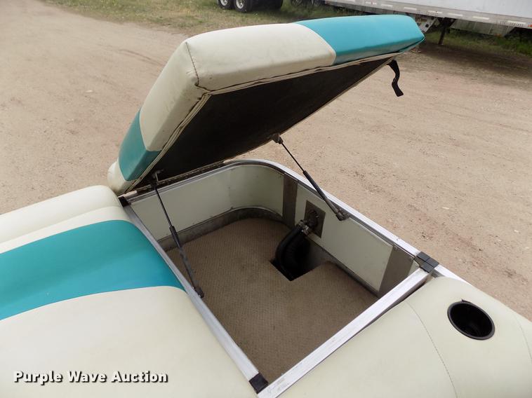 image for item DE1164 2005 Voyager pontoon boat