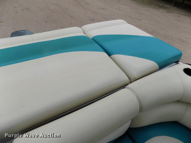 image for item DE1164 2005 Voyager pontoon boat