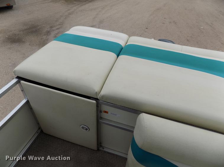 image for item DE1164 2005 Voyager pontoon boat