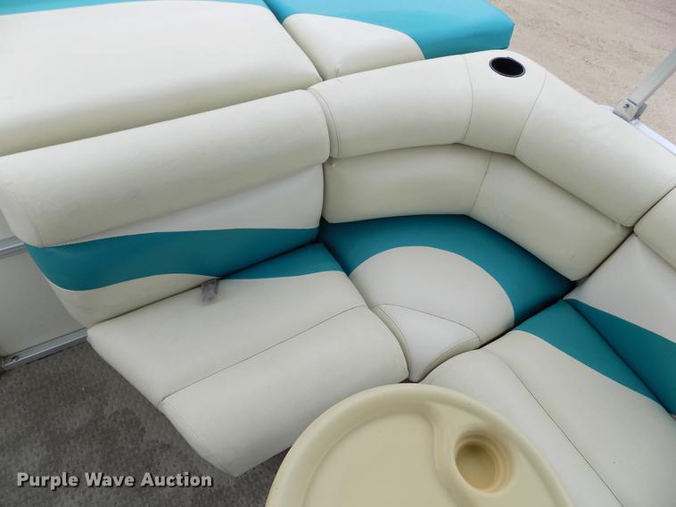 image for item DE1164 2005 Voyager pontoon boat