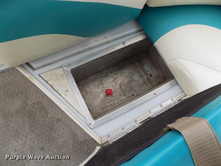 image for item DE1164 2005 Voyager pontoon boat