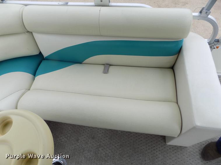 image for item DE1164 2005 Voyager pontoon boat