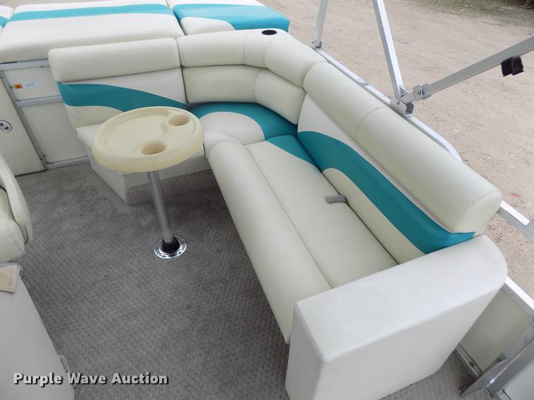 image for item DE1164 2005 Voyager pontoon boat