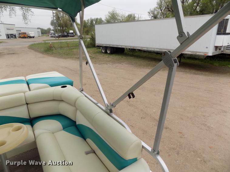 image for item DE1164 2005 Voyager pontoon boat