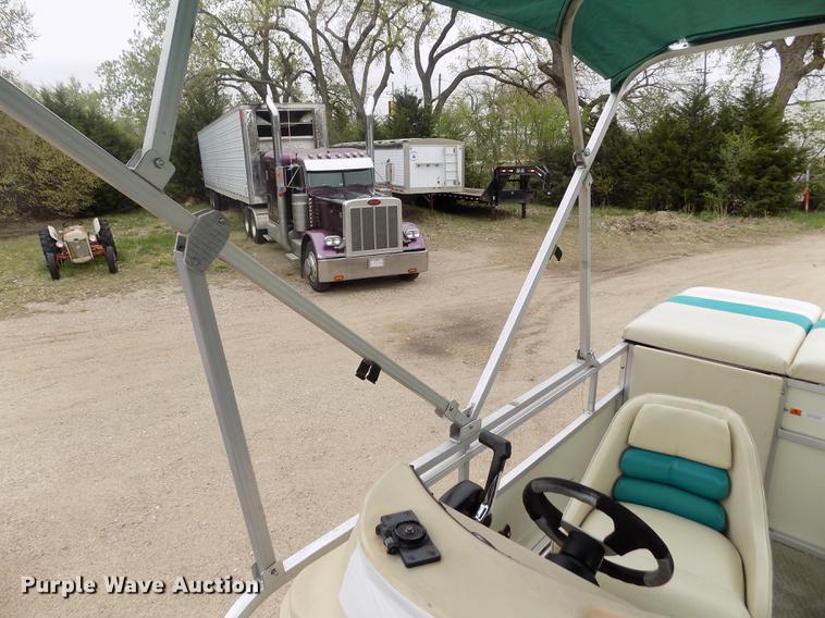 image for item DE1164 2005 Voyager pontoon boat