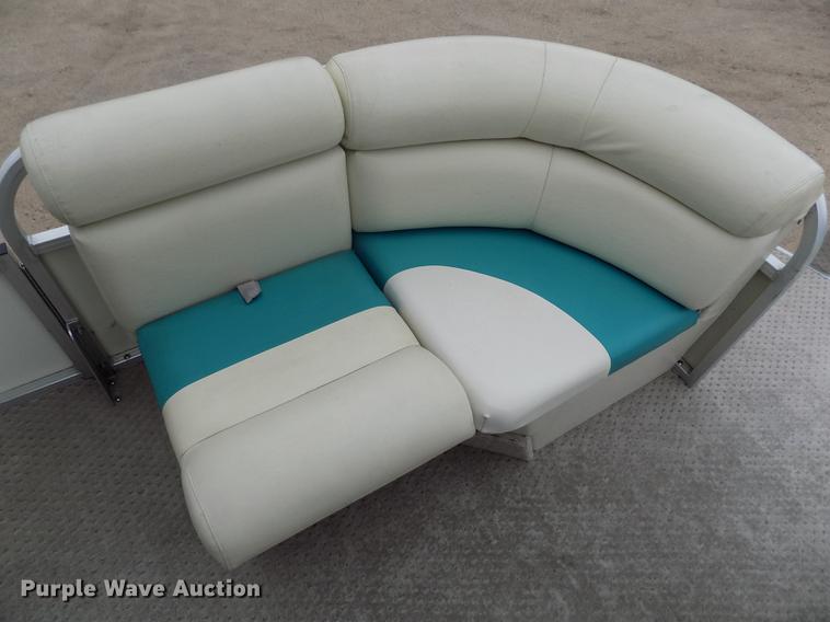 image for item DE1164 2005 Voyager pontoon boat