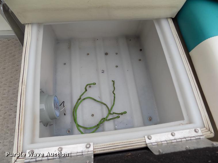 image for item DE1164 2005 Voyager pontoon boat